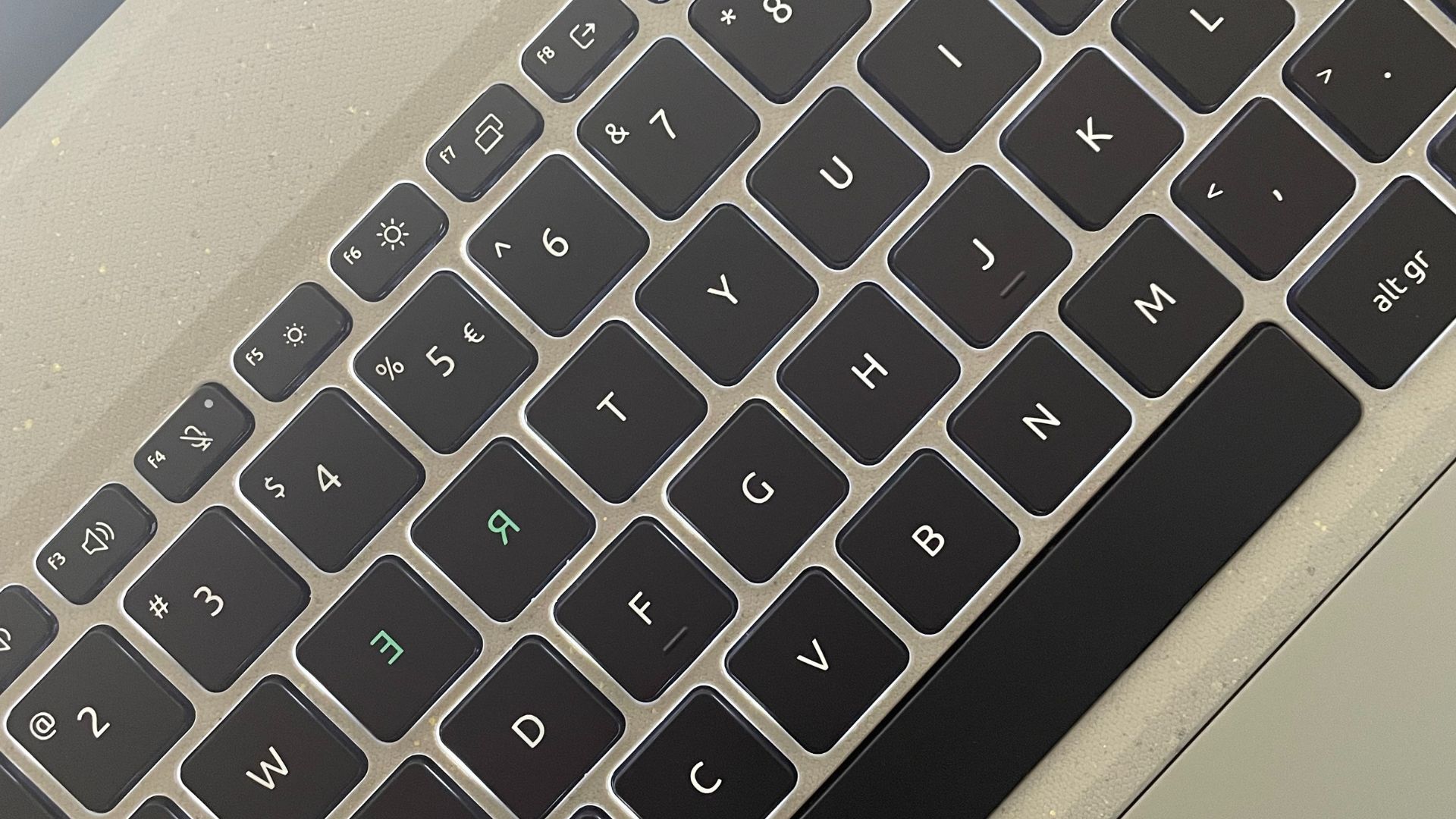 acer aspire vero 15 review - an image of the reversed and colored r and e keys on the keyboard